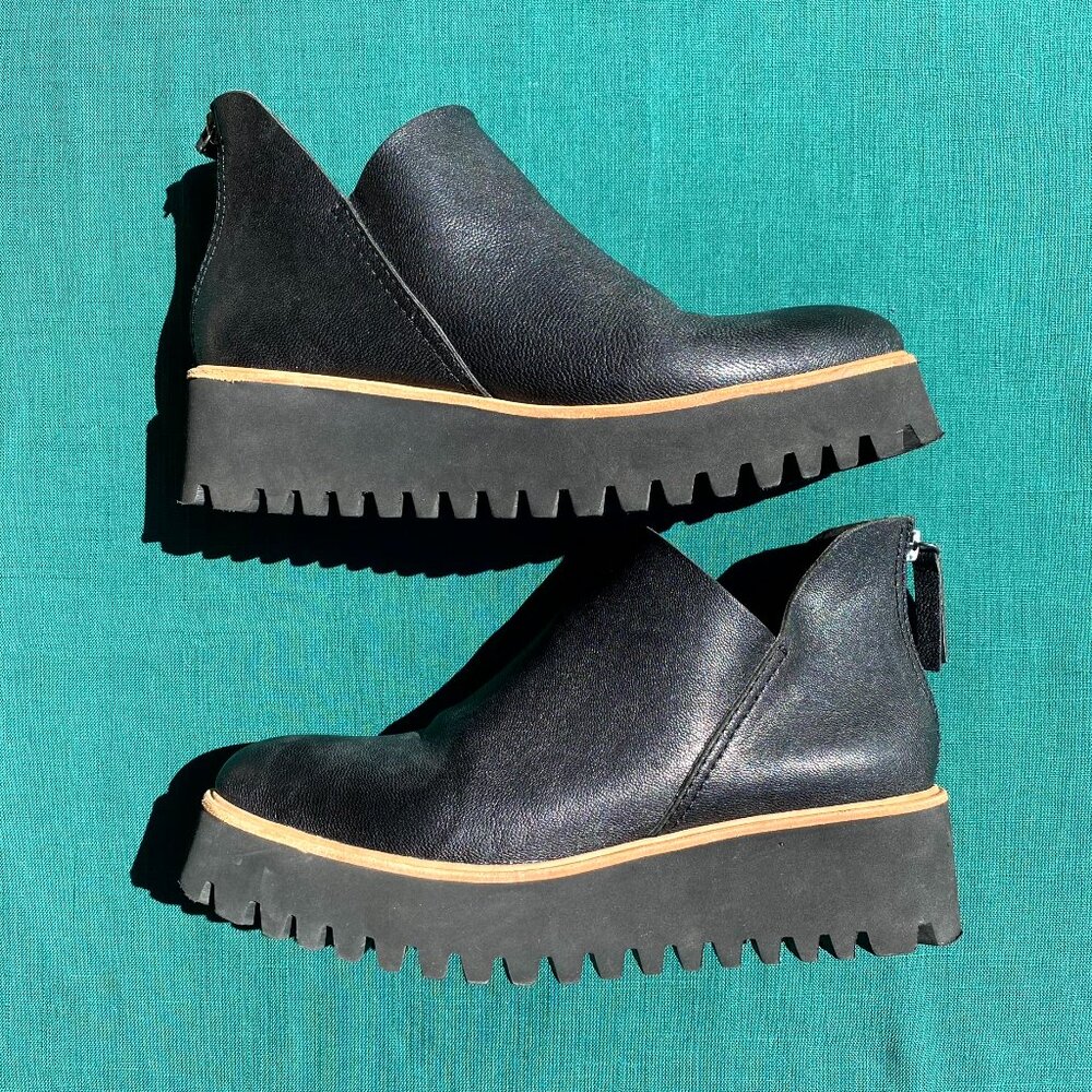 All Black Flatform Tread Shootie